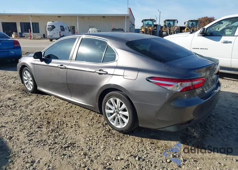 2018 Toyota Camry Le z USA, uszkodzony, nr VIN 4T1B11HK5JU016895